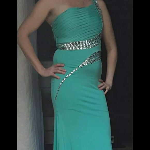 Gown - Picture 1 of 1